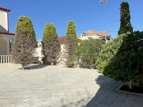 7 otaqlı həyət evi/bağ evi - Novxanı q. - 240 m²