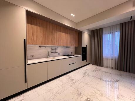 4-комн. новостройка - м. 28 мая - 150 м²