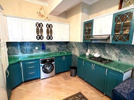 3-комн. новостройка - м. 28 мая - 100 м²
