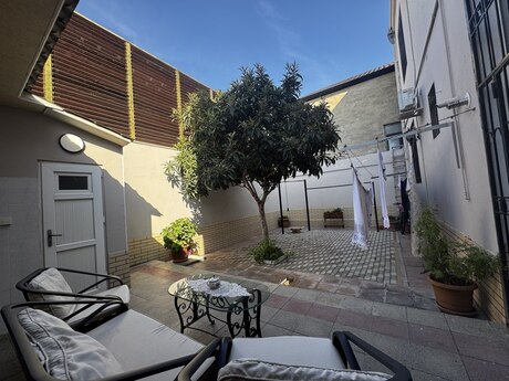 6 otaqlı həyət evi/bağ evi - Bakıxanov q. - 250 m²