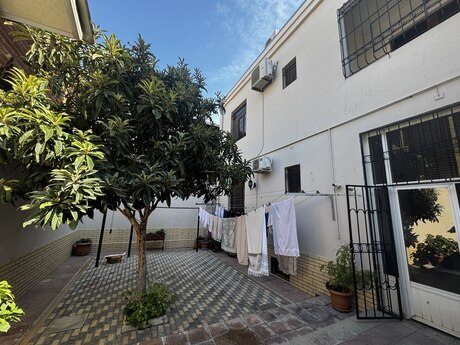 6 otaqlı həyət evi/bağ evi - Bakıxanov q. - 250 m²
