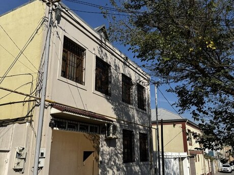 6 otaqlı həyət evi/bağ evi - Bakıxanov q. - 250 m²