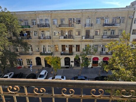 2-комн. вторичка - м. Сахил - 60 м²