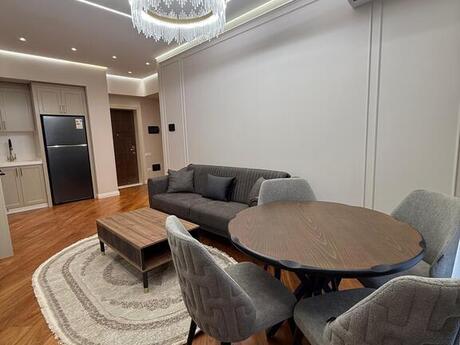 2-комн. новостройка - м. Элмляр Академиясы - 70 м²