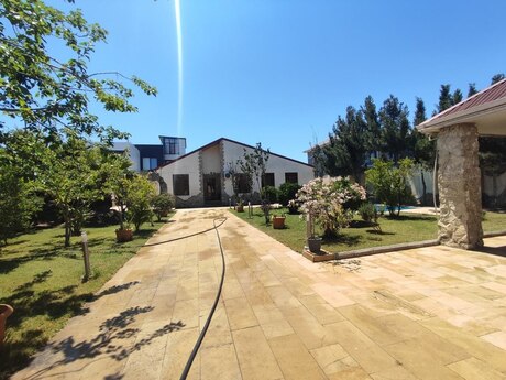 4 otaqlı həyət evi/bağ evi - Şüvəlan q. - 200 m²