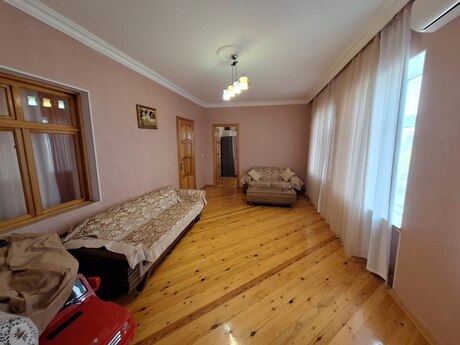 5 otaqlı həyət evi/bağ evi - Novxanı q. - 290 m²