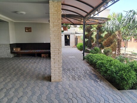 8 otaqlı həyət evi/bağ evi - Bakıxanov q. - 450 m²
