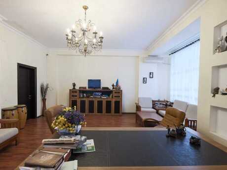 4-комн. офис - м. Элмляр Академиясы - 200 м²