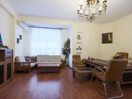 4-комн. офис - м. Элмляр Академиясы - 200 м²