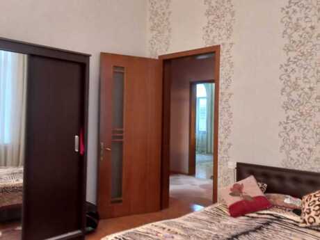 7 otaqlı həyət evi/bağ evi - Novxanı q. - 380 m²