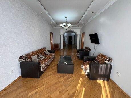 Объявление №5629895 - Баку, м. Гянджлик, 2-комн., 105 м², 3/16 этаж