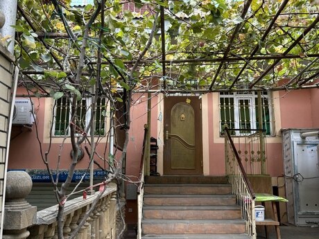 4 otaqlı həyət evi/bağ evi - Qaraçuxur q. - 175 m²