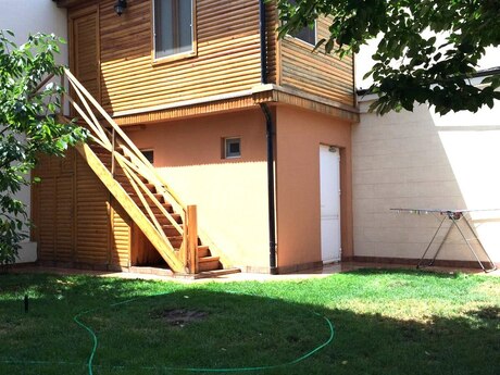 6 otaqlı həyət evi/bağ evi - Gənclik m. - 550 m²