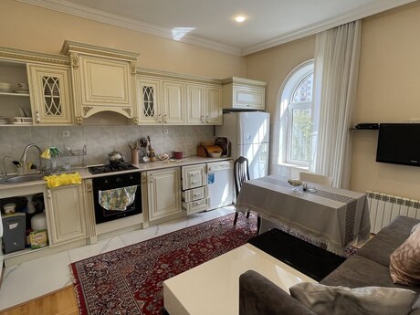 10 otaqlı həyət evi/bağ evi - Azadlıq Prospekti m. - 450 m²