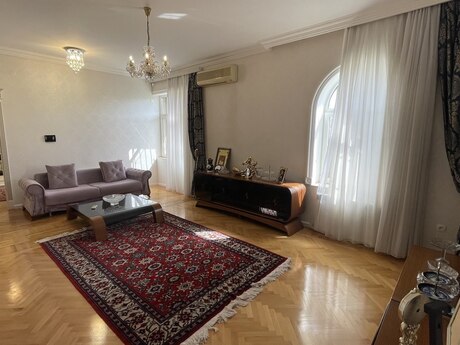 10 otaqlı həyət evi/bağ evi - Azadlıq Prospekti m. - 450 m²