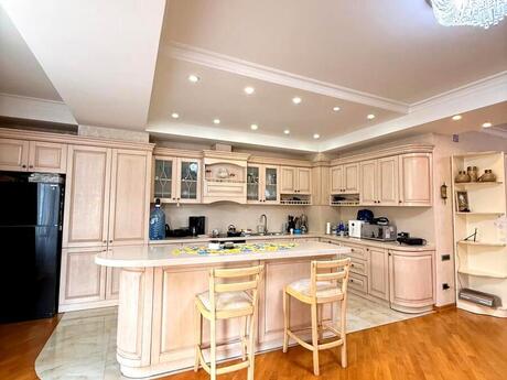 4 otaqlı yeni tikili - 28 May m. - 178 m²