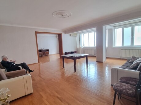 4 otaqlı mənzil, 190 m², Nizami: 400 000 ₼ 2