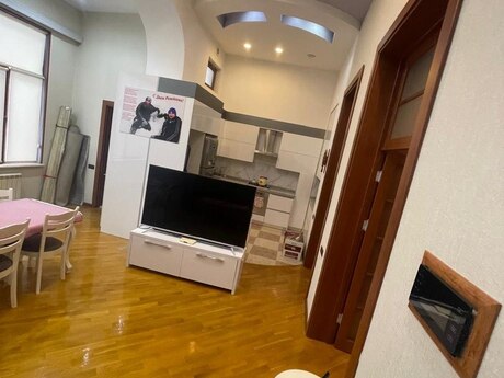 Elan №5664296 - Bakı, Sahil m., 4 otaqlı, 120 m², 2/4 mərtəbə