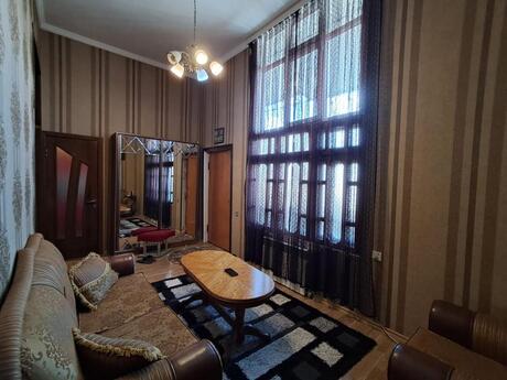 4 otaqlı köhnə tikili - 20-ci sahə q. - 130 m²