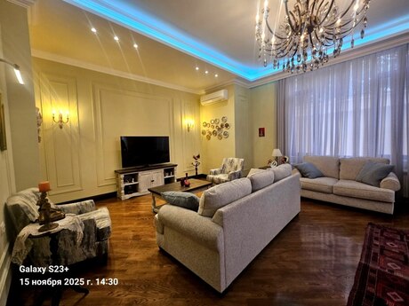 6 otaqlı həyət evi/bağ evi - Novxanı q. - 400 m²