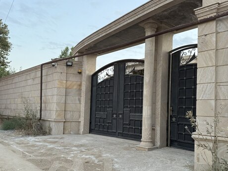 6 otaqlı həyət evi/bağ evi - Novxanı q. - 560 m²