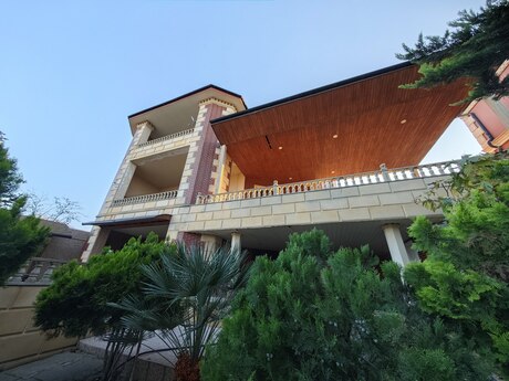 10 otaqlı həyət evi/bağ evi - Novxanı q. - 300 m²