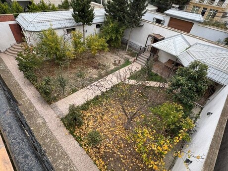 8 otaqlı həyət evi/bağ evi - Badamdar q. - 380 m²