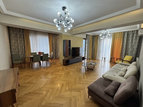 4 otaqlı yeni tikili - Şah İsmayıl Xətai m. - 181 m²