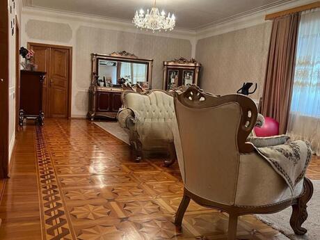 8 otaqlı həyət evi/bağ evi - Nəsimi m. - 600 m²