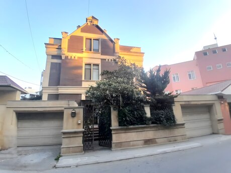 20 otaqlı həyət evi/bağ evi - 8 Noyabr m. - 1040 m²