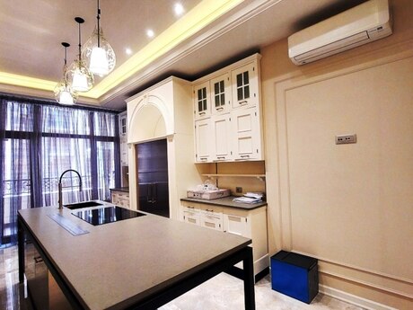 4 otaqlı yeni tikili - Ağ şəhər q. - 256 m²