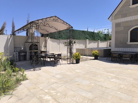 7 otaqlı həyət evi/bağ evi - Novxanı q. - 280 m²