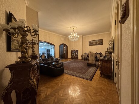 3 otaqlı köhnə tikili - İçəri Şəhər m. - 200 m²