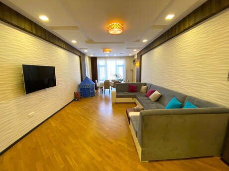 Elan №5713803 - Bakı, Gənclik m., 3 otaqlı, 160 m², 18/20 mərtəbə