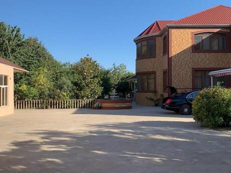 8 otaqlı həyət evi/bağ evi - Novxanı q. - 685 m²