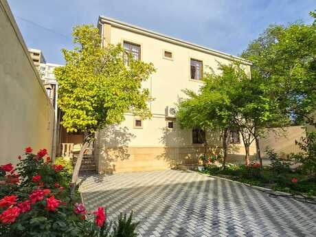 7 otaqlı həyət evi/bağ evi - Qaraçuxur q. - 230 m²