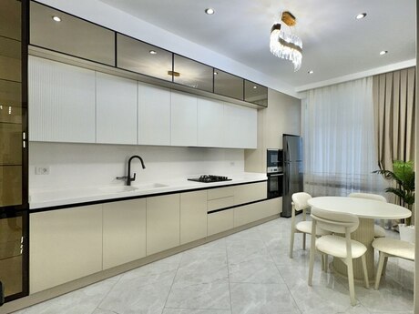 4 otaqlı yeni tikili - 8 Noyabr m. - 145 m²