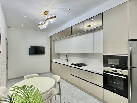 4 otaqlı yeni tikili - 8 Noyabr m. - 145 m²