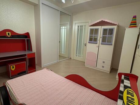 4 otaqlı yeni tikili - Şah İsmayıl Xətai m. - 200 m²