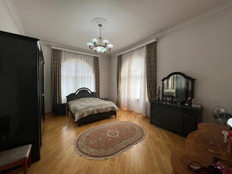 8 otaqlı həyət evi/bağ evi - Bakıxanov q. - 683 m²