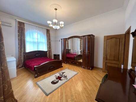 8 otaqlı həyət evi/bağ evi - Bakıxanov q. - 683 m²