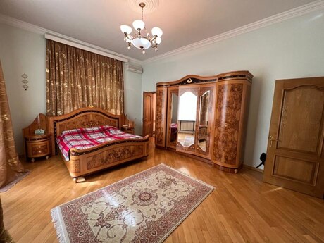 8 otaqlı həyət evi/bağ evi - Bakıxanov q. - 683 m²