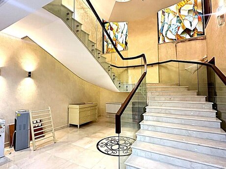 6 otaqlı həyət evi/bağ evi - Gənclik m. - 650 m²