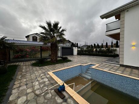 6 otaqlı həyət evi/bağ evi - Şüvəlan q. - 250 m²