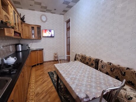 6 otaqlı həyət evi/bağ evi - Nəriman Nərimanov m. - 200 m²
