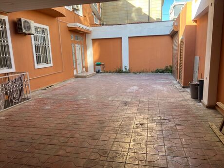 8 otaqlı həyət evi/bağ evi - Gənclik m. - 580 m²