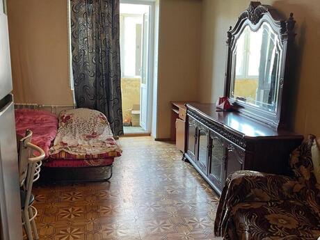 2 otaqlı köhnə tikili - Elmlər Akademiyası m. - 65 m²