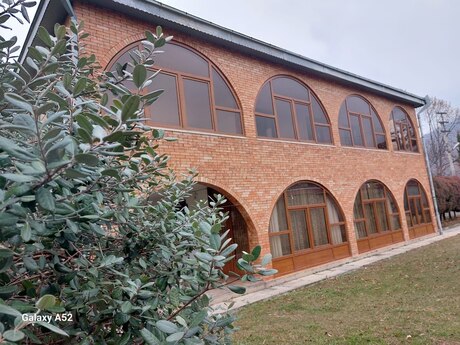 10 otaqlı həyət evi/bağ evi - Qax - 600 m²