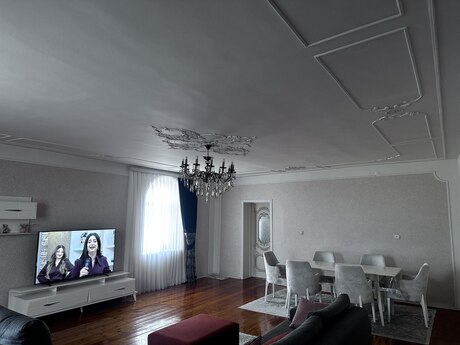 10 otaqlı həyət evi/bağ evi - Novxanı q. - 240 m²