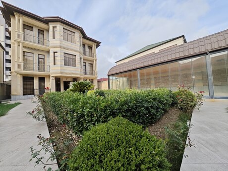 8 otaqlı həyət evi/bağ evi - Bakıxanov q. - 440 m²